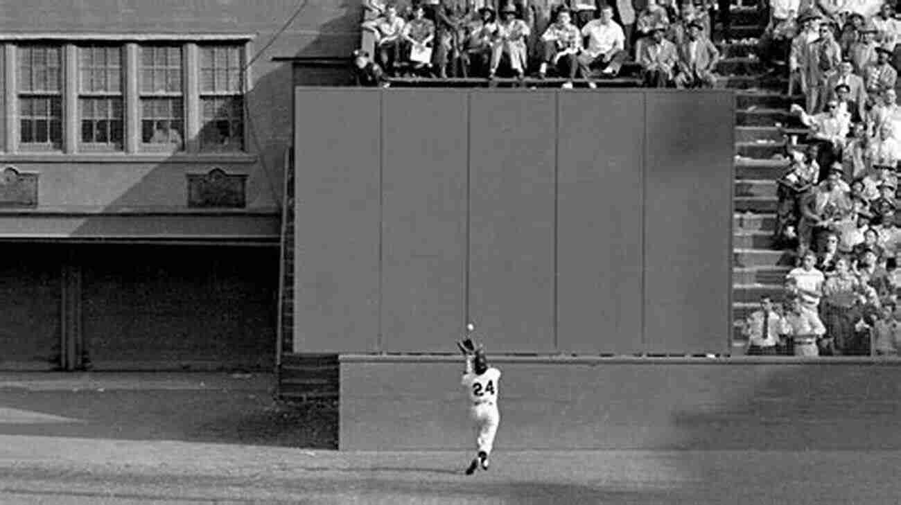 Willie Mays Making An Iconic Over The Shoulder Catch 9 Innings Of Memories And Heroes